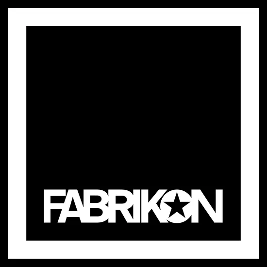 lukasz kaugan BIALE z tlem fabrikon logo